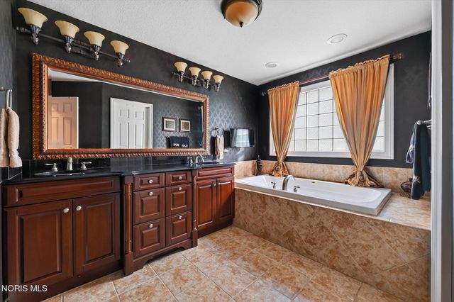 558 Laguna Point, Holland, OH 43528
