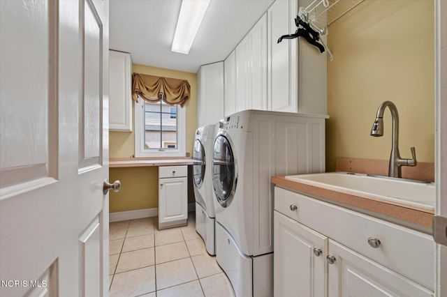 558 Laguna Point, Holland, OH 43528