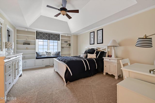 558 Laguna Point, Holland, OH 43528