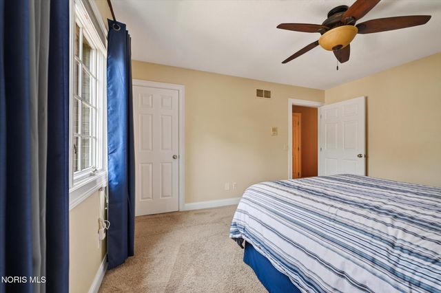 558 Laguna Point, Holland, OH 43528