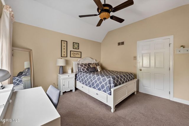558 Laguna Point, Holland, OH 43528