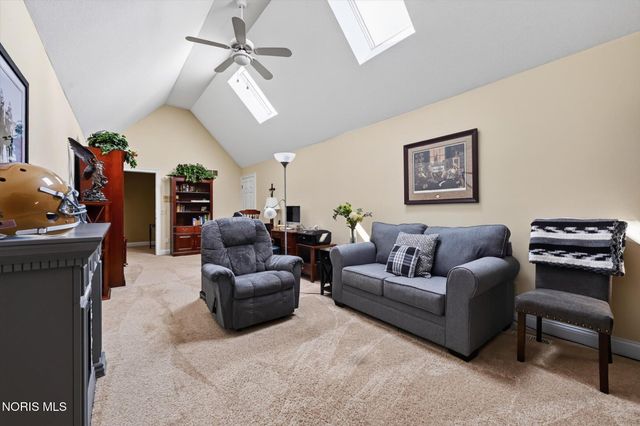 558 Laguna Point, Holland, OH 43528