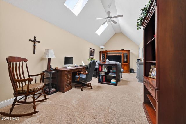 558 Laguna Point, Holland, OH 43528