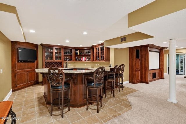 558 Laguna Point, Holland, OH 43528
