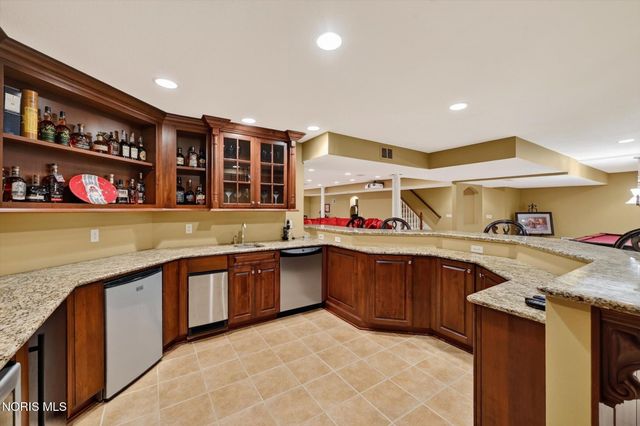 558 Laguna Point, Holland, OH 43528