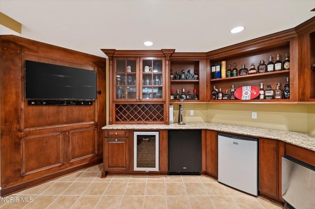 558 Laguna Point, Holland, OH 43528