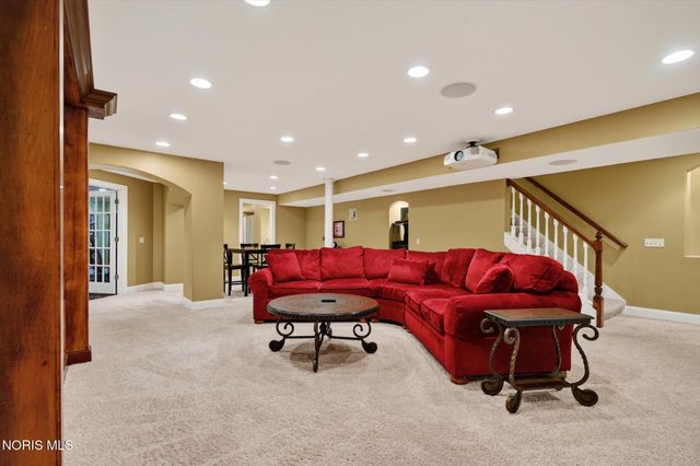 558 Laguna Point, Holland, OH 43528