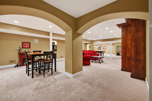 558 Laguna Point, Holland, OH 43528