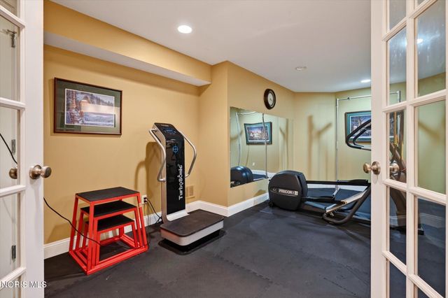 558 Laguna Point, Holland, OH 43528