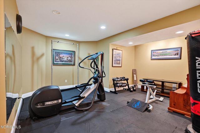 558 Laguna Point, Holland, OH 43528