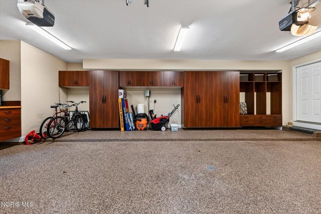 558 Laguna Point, Holland, OH 43528