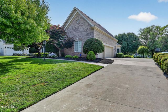 558 Laguna Point, Holland, OH 43528