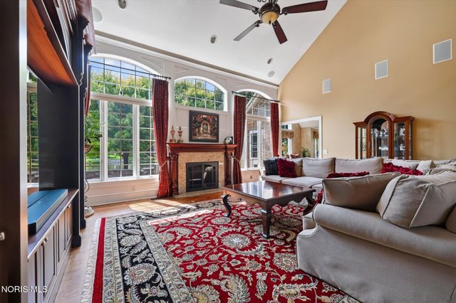 558 Laguna Point, Holland, OH 43528