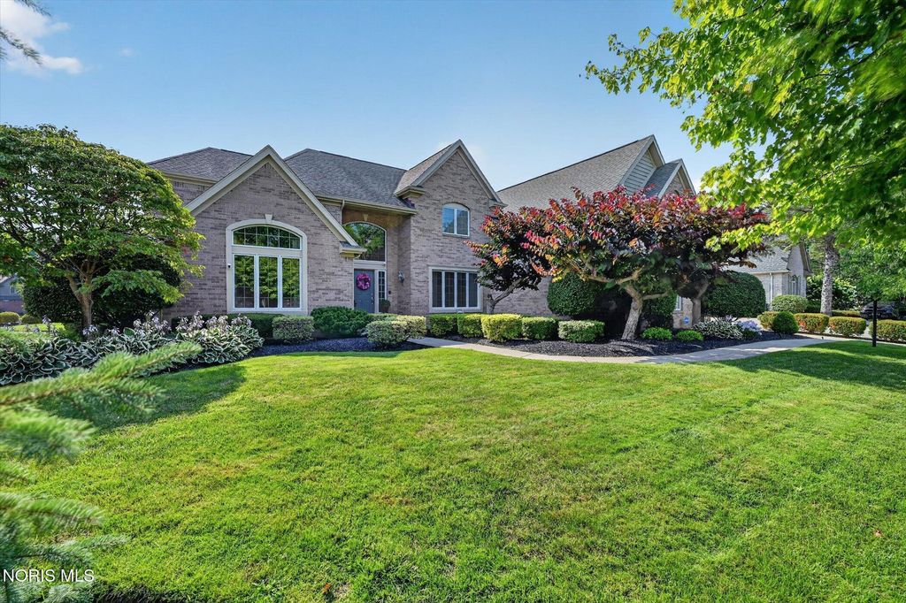 558 Laguna Point, Holland, OH 43528