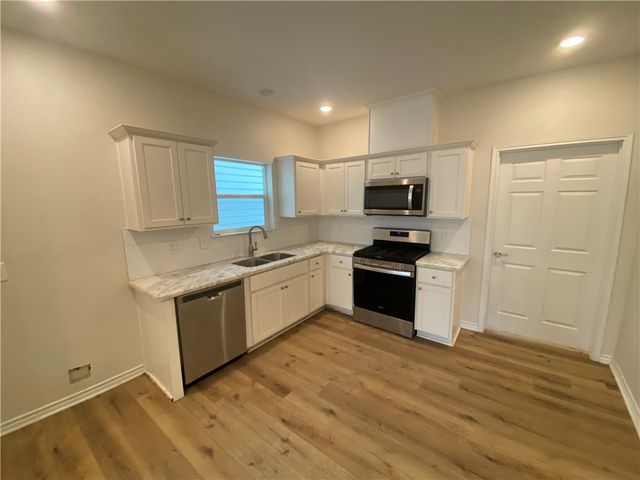 130 Lavaca, Rockport, TX 78382