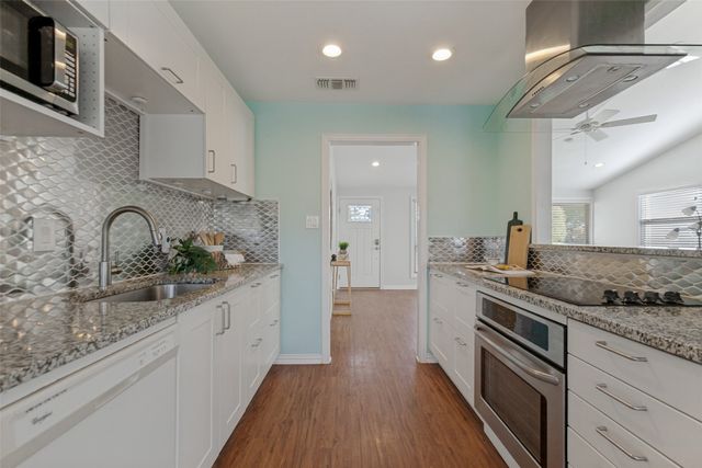907 Wedgewood Way, Richardson, TX 75080