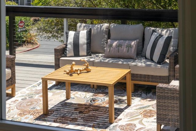 517 Sumner Avenue, Aptos, CA 95003