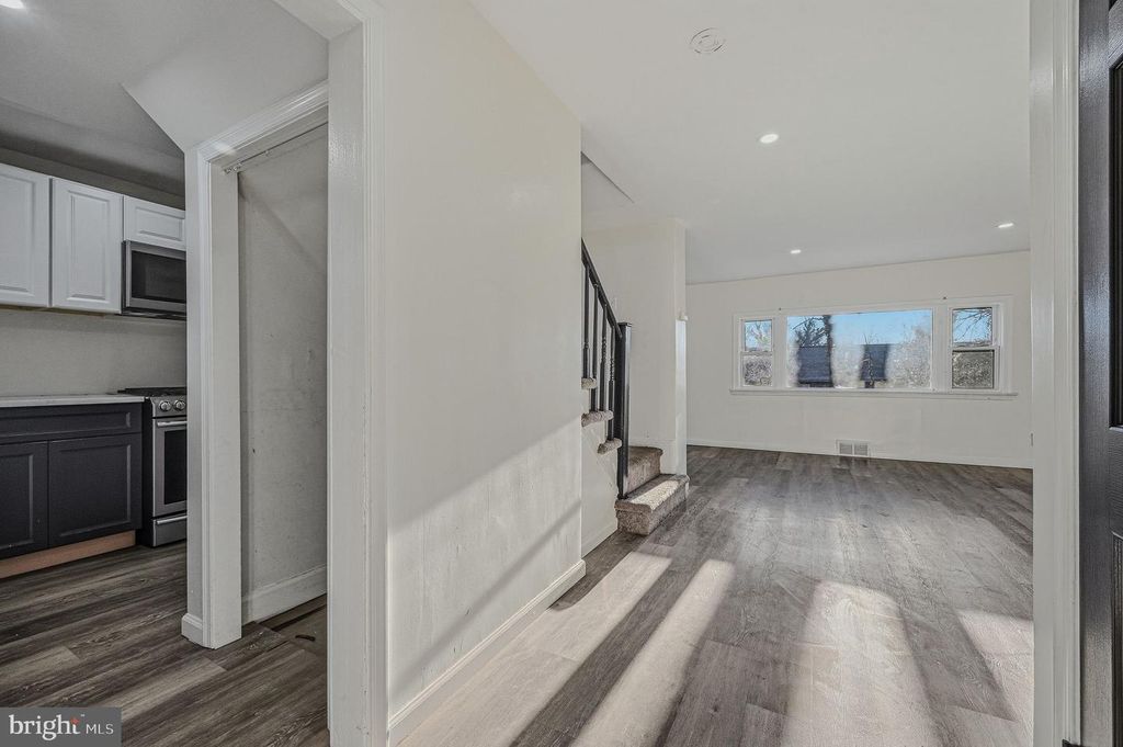 Image 5 of property listing at 47 CANNON DR, Wilmington, DE 19809