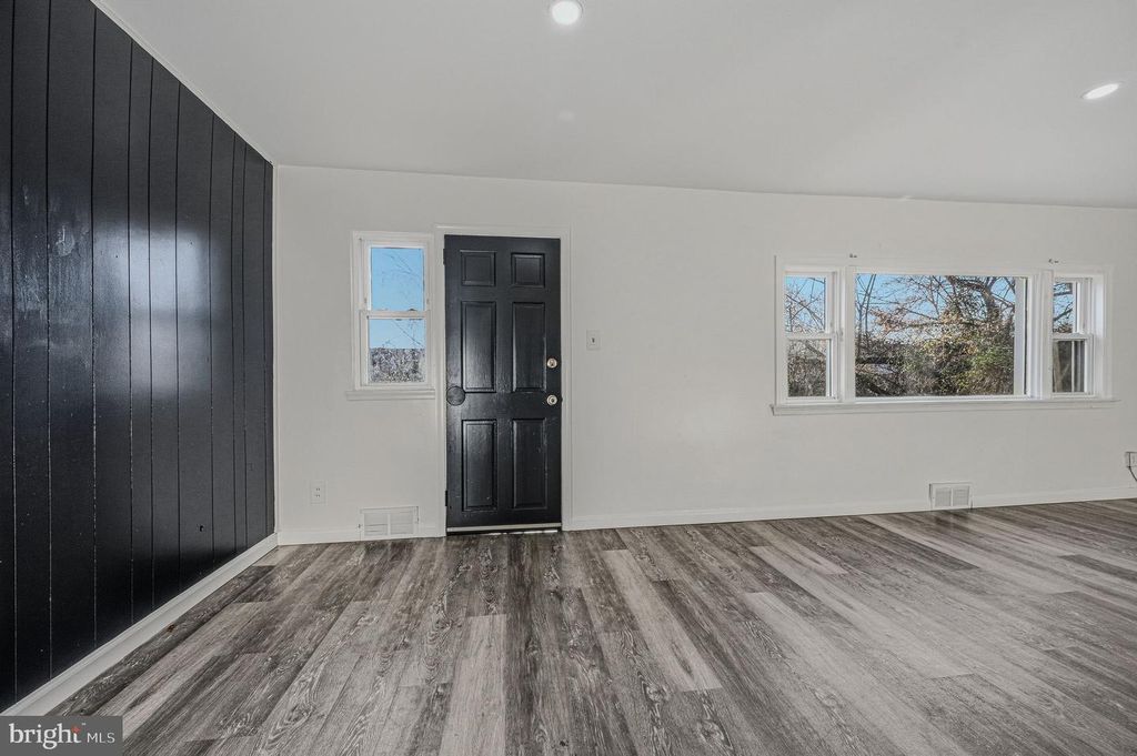 Image 9 of property listing at 47 CANNON DR, Wilmington, DE 19809