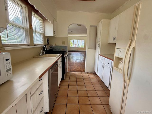 175 S Brookside Avenue, Freeport, NY 11520