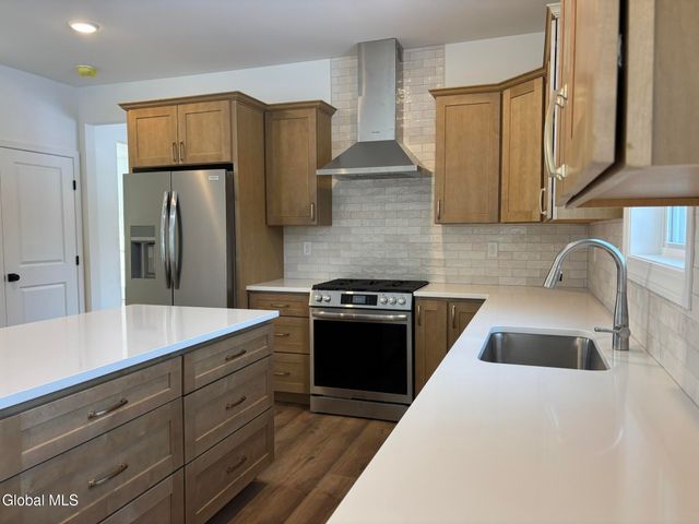 34 Eastpointe Drive, Saratoga Springs, NY 12866