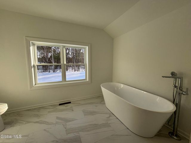 34 Eastpointe Drive, Saratoga Springs, NY 12866