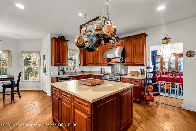 16 Lakeside Drive, Jackson, NJ 08527