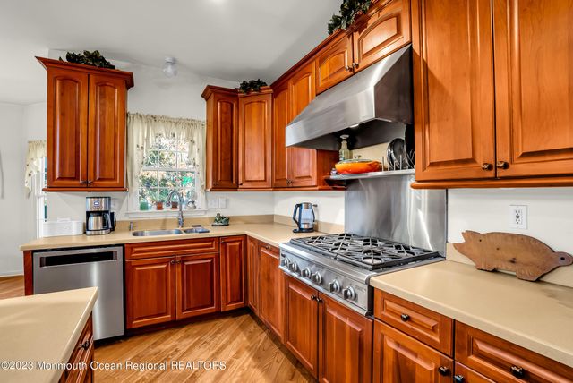 16 Lakeside Drive, Jackson, NJ 08527