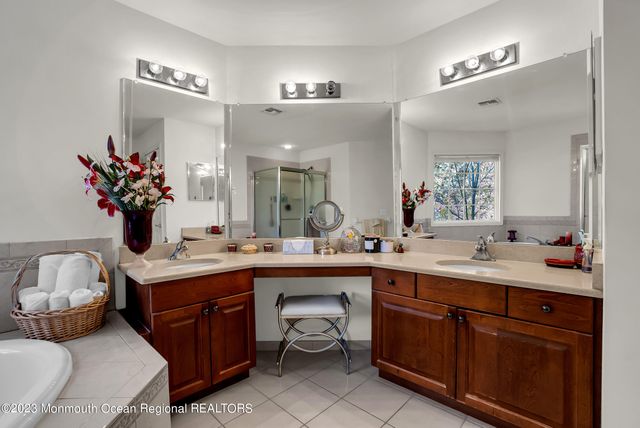 16 Lakeside Drive, Jackson, NJ 08527