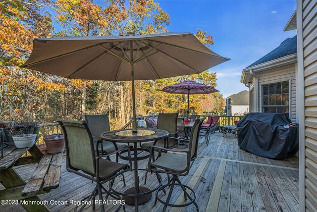16 Lakeside Drive, Jackson, NJ 08527