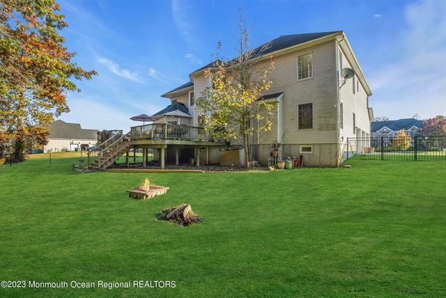 16 Lakeside Drive, Jackson, NJ 08527