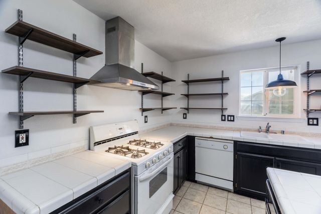 6808 Glacier Road NW, Albuquerque, NM 87114