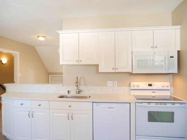 97 Hartwell Rd, Bedford, MA 01730