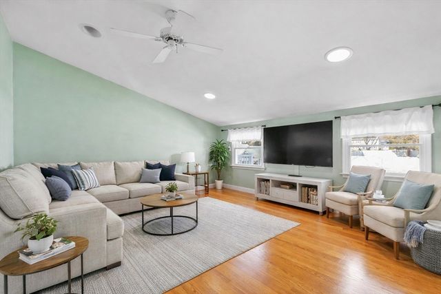 97 Hartwell Rd, Bedford, MA 01730