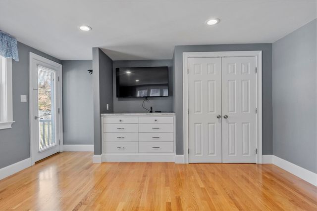 97 Hartwell Rd, Bedford, MA 01730