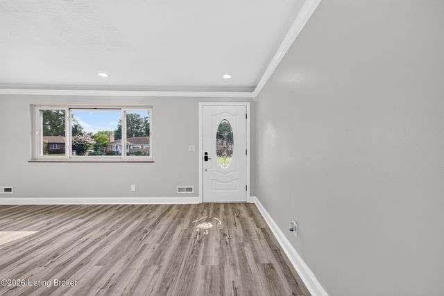 8303 Smithton Rd, Louisville, KY 40219