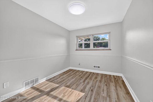 8303 Smithton Rd, Louisville, KY 40219