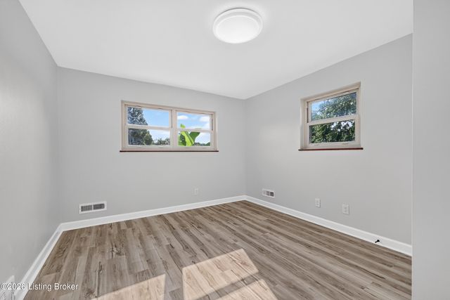 8303 Smithton Rd, Louisville, KY 40219