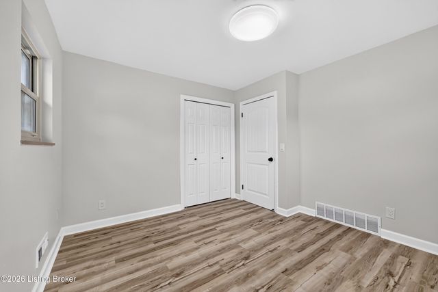 8303 Smithton Rd, Louisville, KY 40219