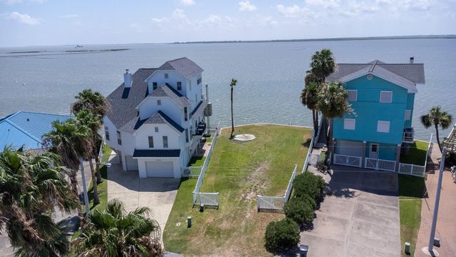 135 Isles End Road, Tiki Island, TX 77554