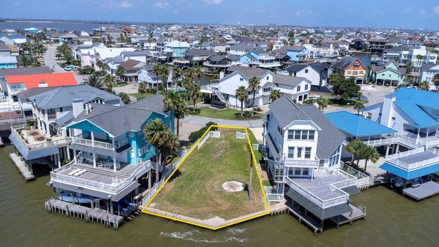 135 Isles End Road, Tiki Island, TX 77554