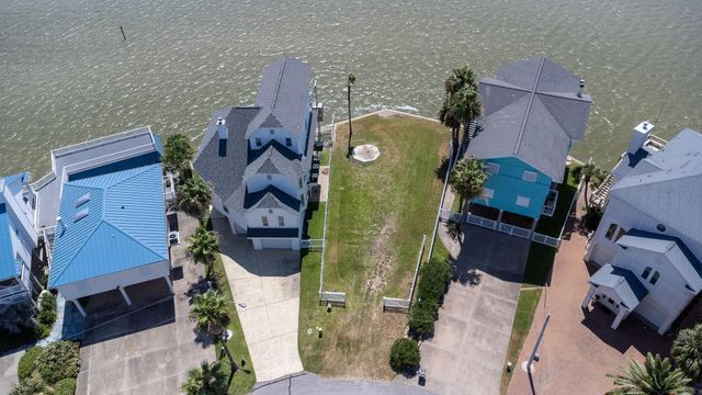 135 Isles End Road, Tiki Island, TX 77554