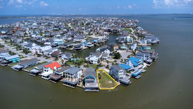 135 Isles End Road, Tiki Island, TX 77554