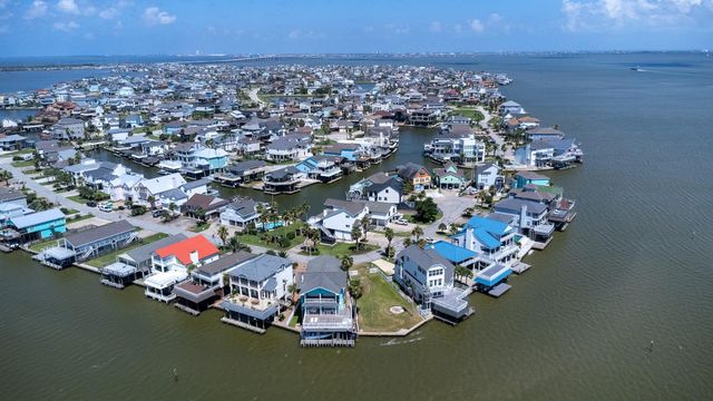 135 Isles End Road, Tiki Island, TX 77554