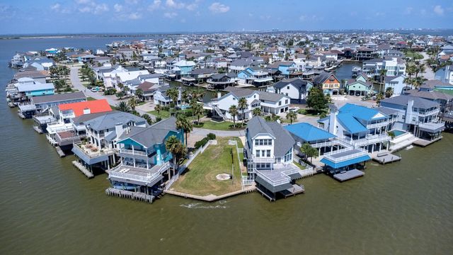 135 Isles End Road, Tiki Island, TX 77554