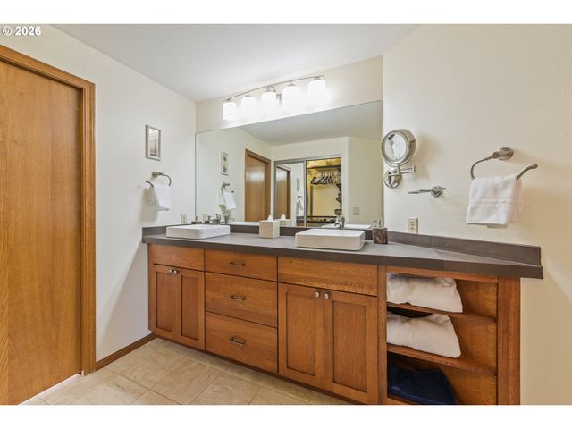 15560 Sw HEARTH Ct, Beaverton, OR 97007
