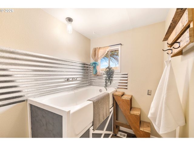 73000 GORDON RIDGE Rd, Wasco, OR 97065