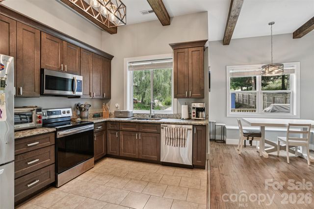 8 Apple Lane, Asheville, NC 28804