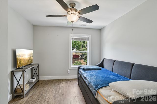 8 Apple Lane, Asheville, NC 28804