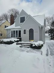 1775 Woodland Avenue, Sylvan Lake, MI 48320